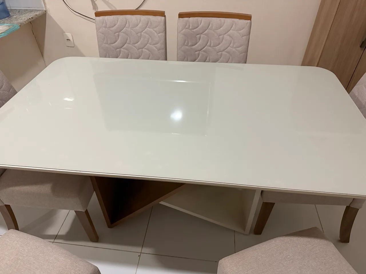 Mesa em vidro com 6 cadeiras 