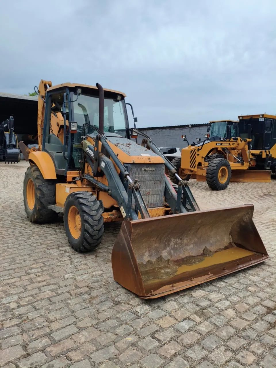 Retroescavadeira Hyundai ano 2016