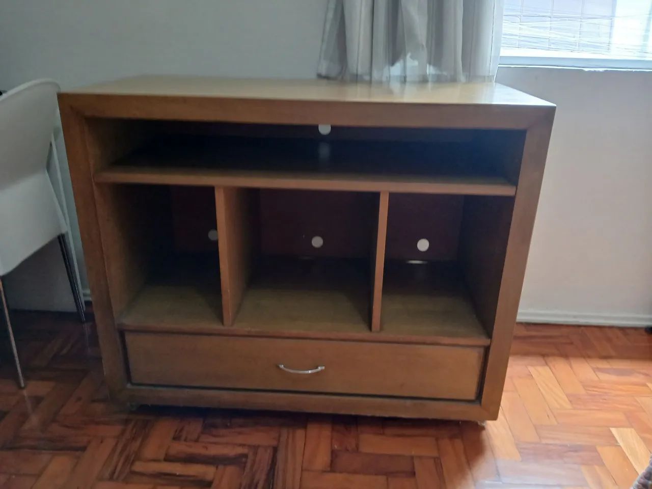Rack em mdf, cor embuia e rodinhas de acrílico.  - Foto 2