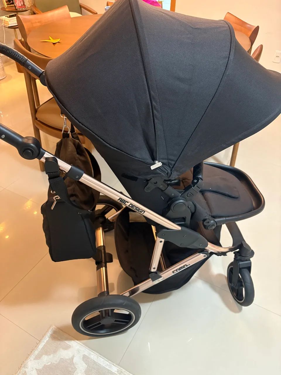 Carrinho de bebê com Moisés e bebê conforto 