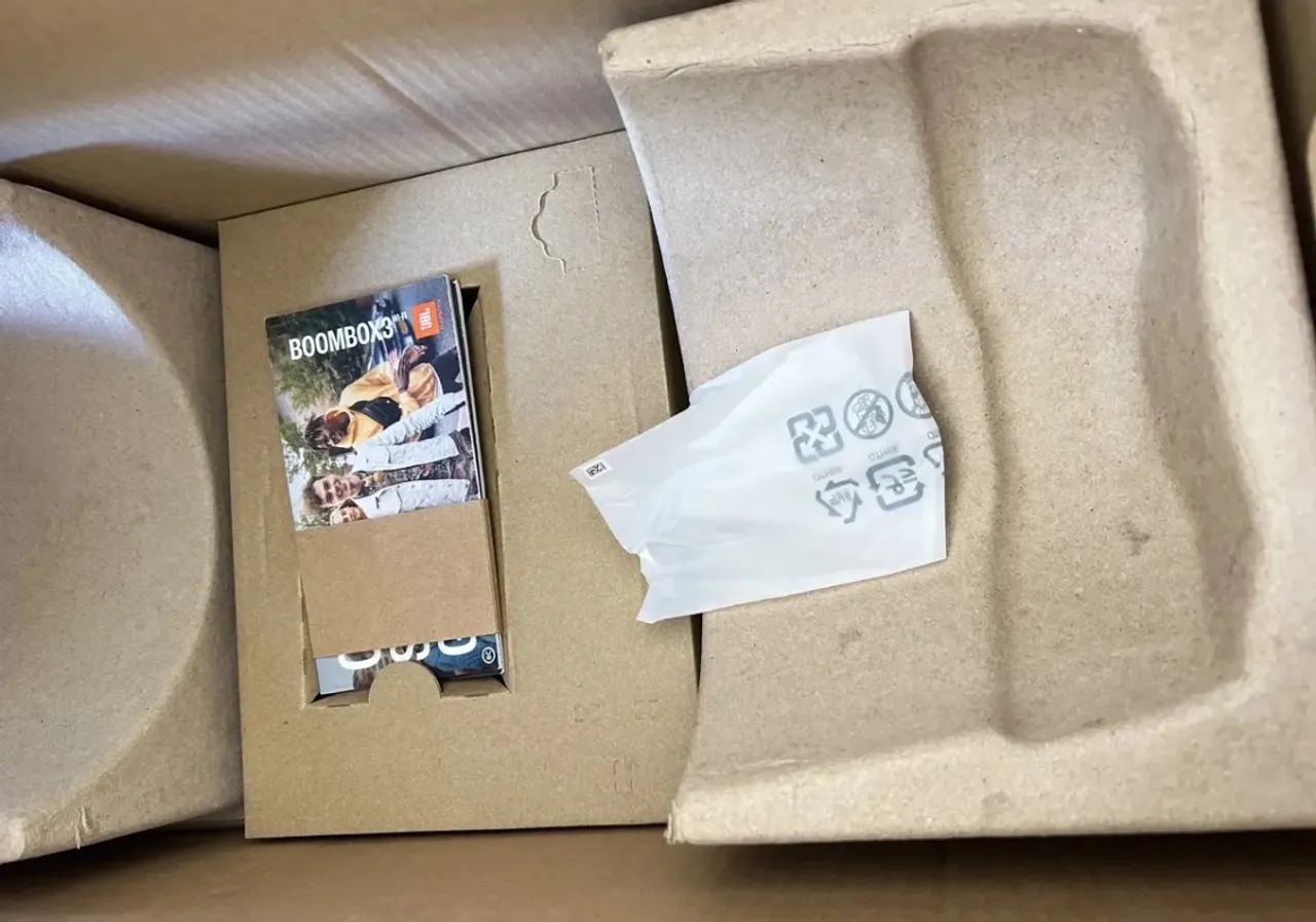 Só a caixa de papelão da Bombox 3 com manual original  - Foto 2