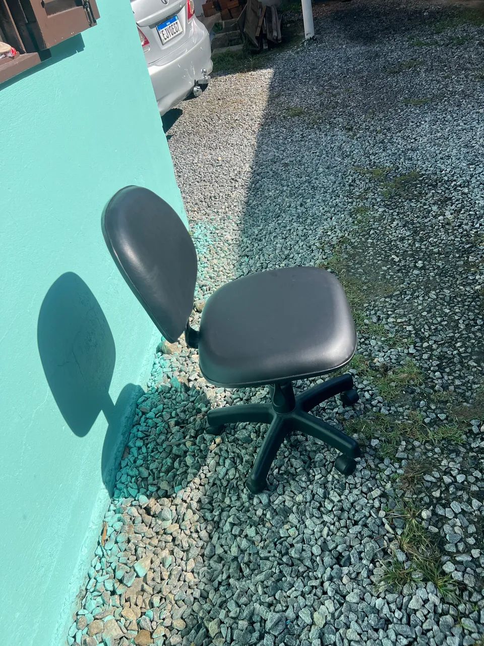 Vendo cadeira para escritório com rodinhas - Foto 3