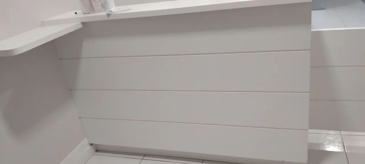 Balcão com mesa de recepção e divisória  - Foto 5