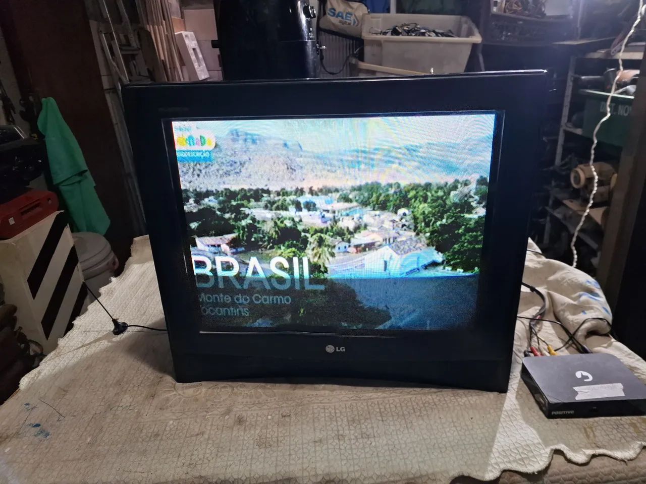 tv de tubo lG 20 polegadas  funcionando .sem controle remoto  