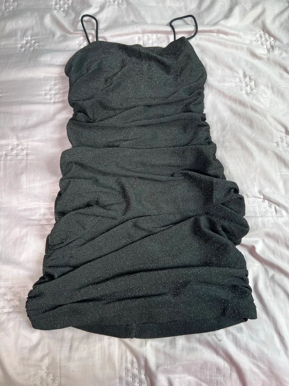 Vestido tubinho drapeado e brilhoso 