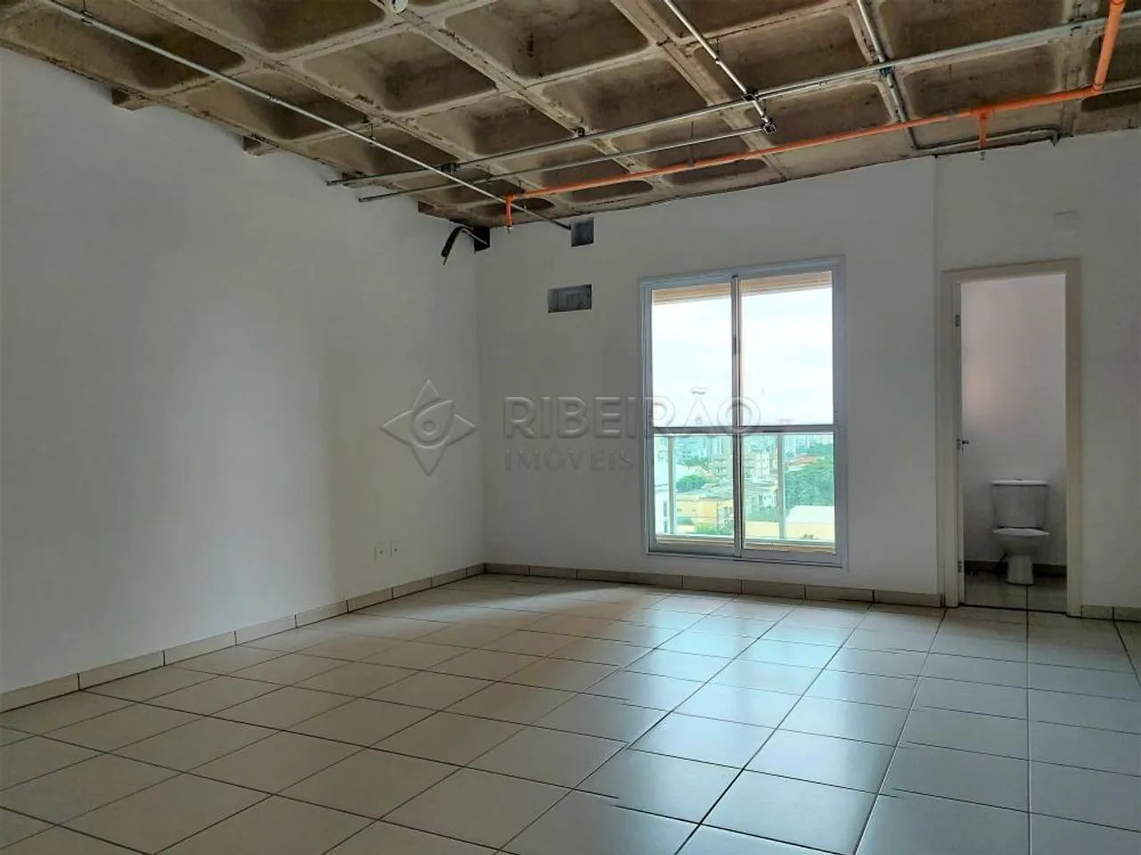 Sala comercial com 37,5m² próximo ao Fórum e Ministério Público