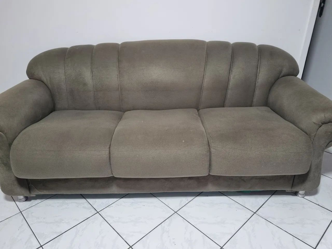 Sofá três lugares