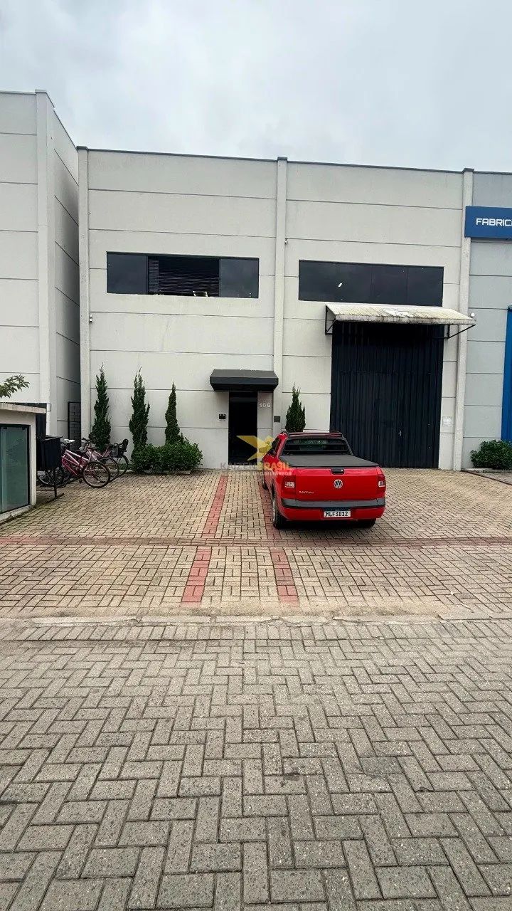 Galpão com 360m² para Locação em Tijucas - Mezanino e Pé-Direito de 7m