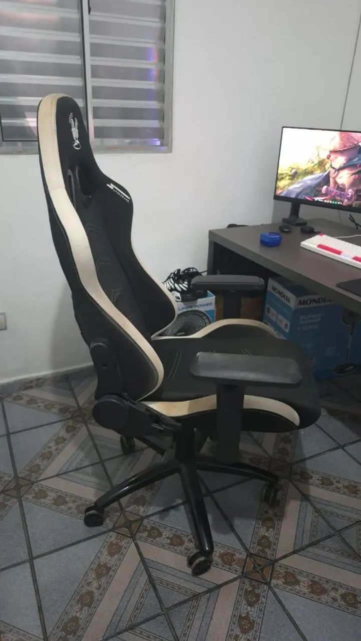 Cadeira gamer e mesa - Foto 4