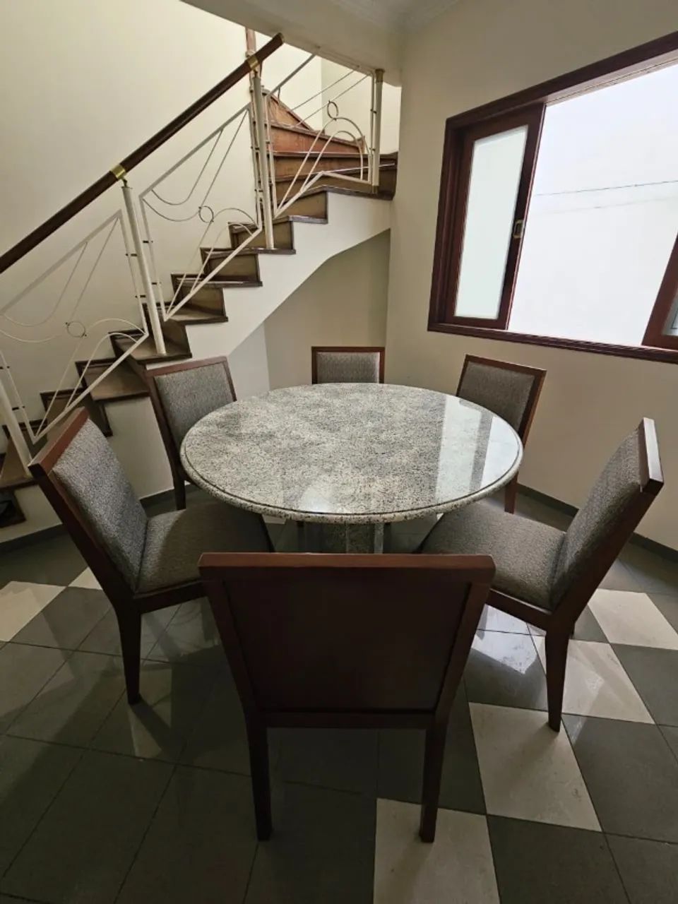 Cadeiras de madeira maciça com estofado cinza - Foto 2