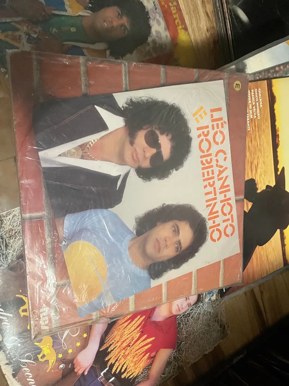 vinil colecionável da dupla sertaneja Léo Canhoto e Robertinho