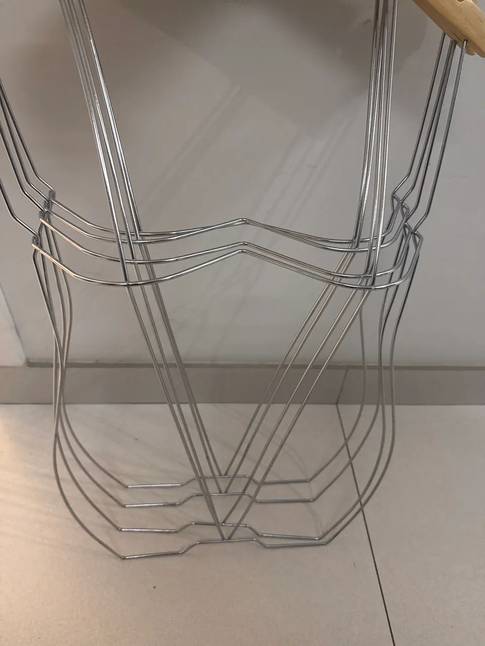 Vendo 4 cabides silhueta de madeira - armação cromada  - Foto 4