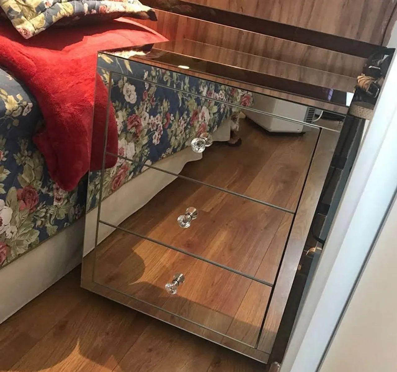 Mesa de Cabeceira Espelhada 