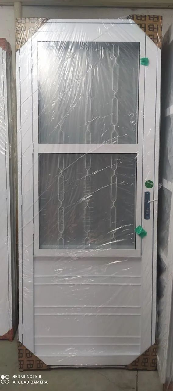 Porta Social aço branco HB com grade e vidro 2.10x80