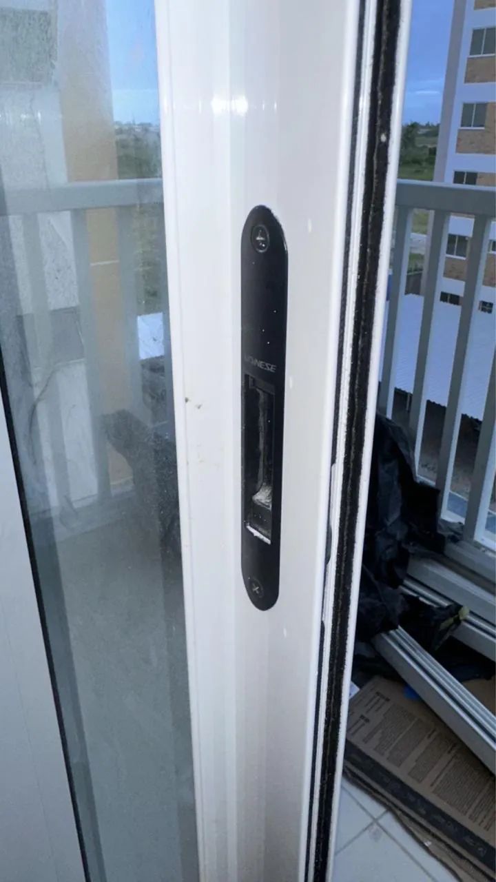 Esquadria de alumínio branco  Com vidros de 8MM 
