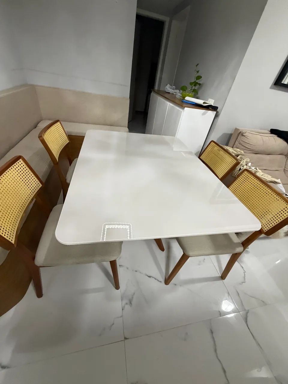Mesa de jantar com tampo de vidro, com base de madeira maciça com 04 cadeiras de madeira  - Foto 4