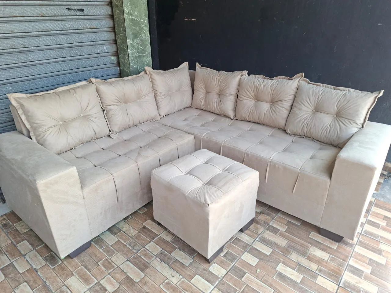 Sofás de canto com detalhes puxante no acento 