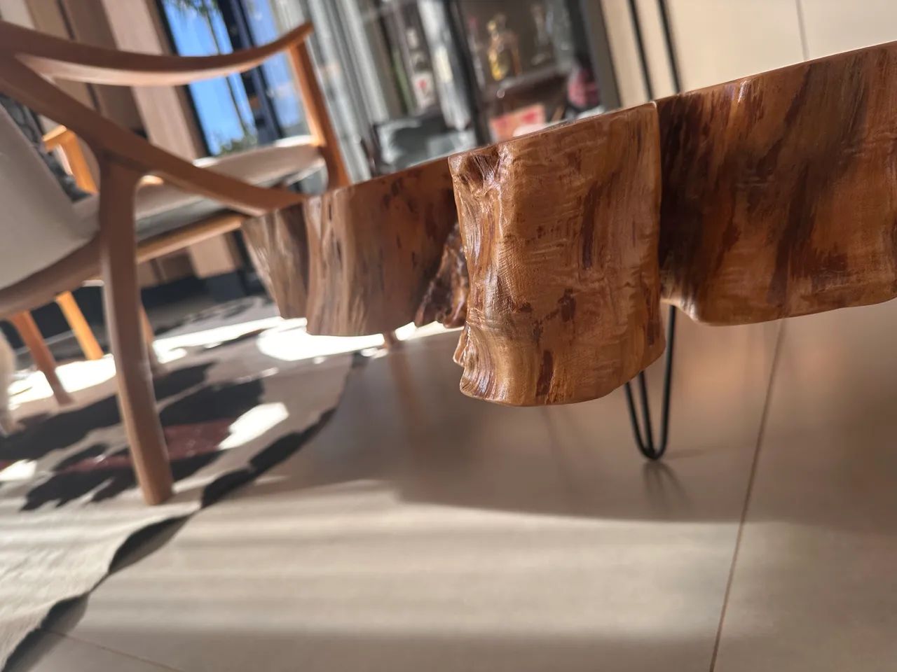 Mesa de centro em madeira maciça ? peça única, praticamente nova - Foto 4
