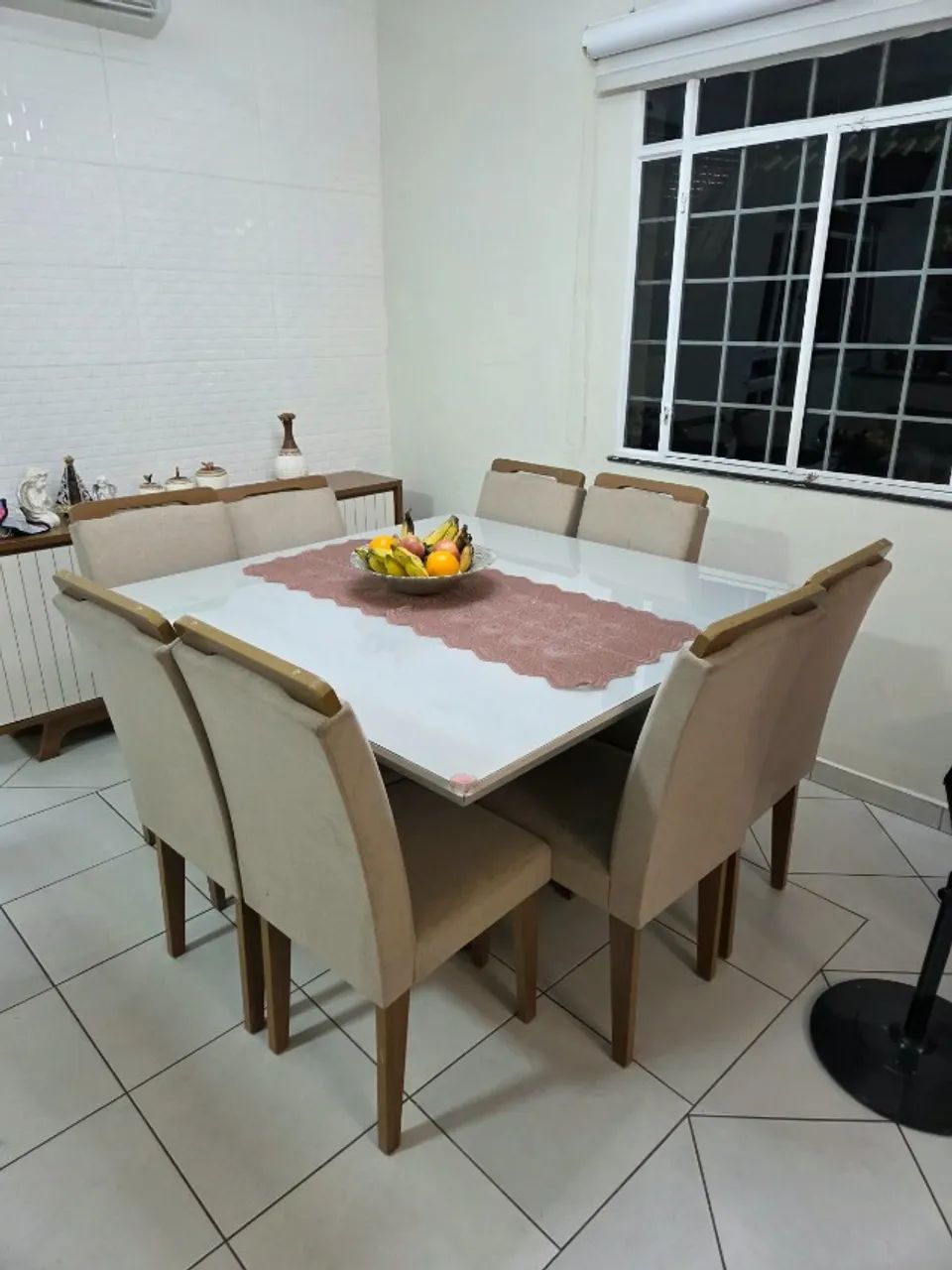 MESA DE JANTAR COM OITO CADEIRA