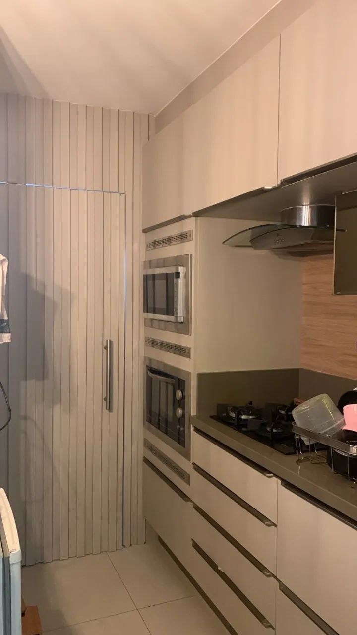 Cozinha completa com area de serviço e porta pivotante em MDF