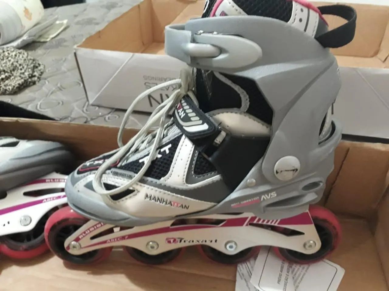 Patins  Traxart manhattan feminino n35\36, abec 7, base de alumínio cor cinza e rosa - Foto 3