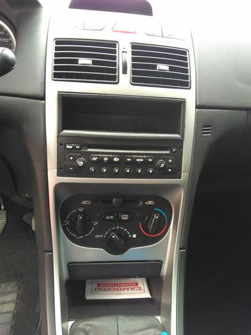 Vendo Peugeot 307 Presenc ano 2006 com ar direção airbags interior em couro valor 18000 - Foto 13