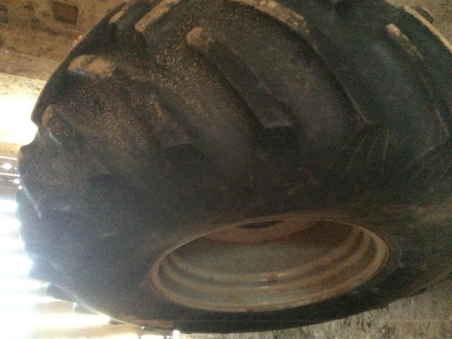 Pneu 30.5 r-32 com roda para colhedeira MF em otimo estado - Foto 4