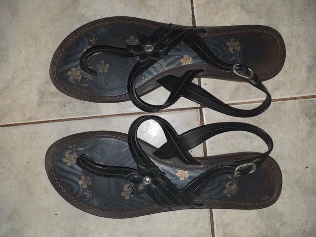 Vendo ou troco sandálias lindas 37 - Foto 4