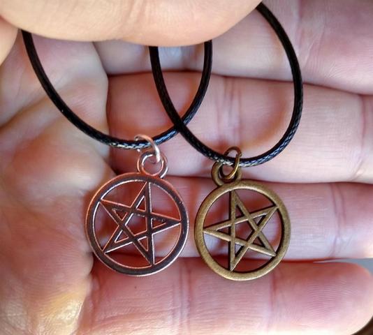 Colares amuletos da serie supernatural - Foto 6