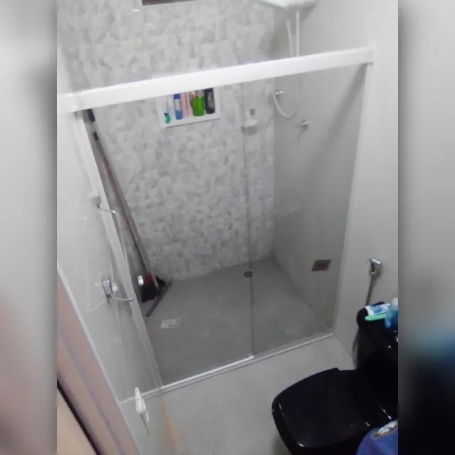 Box reto feito em vidro temperado incolor com perfis e acessórios brancos. - Foto 2