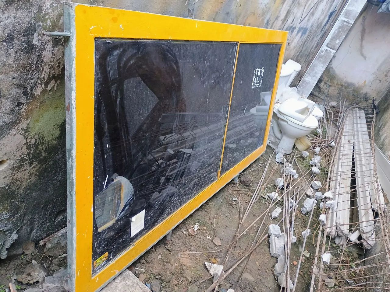 JANELA DE FERRO COM VIDRO TODA DE FERRO MACIÇO POR R$:500 - Foto 4