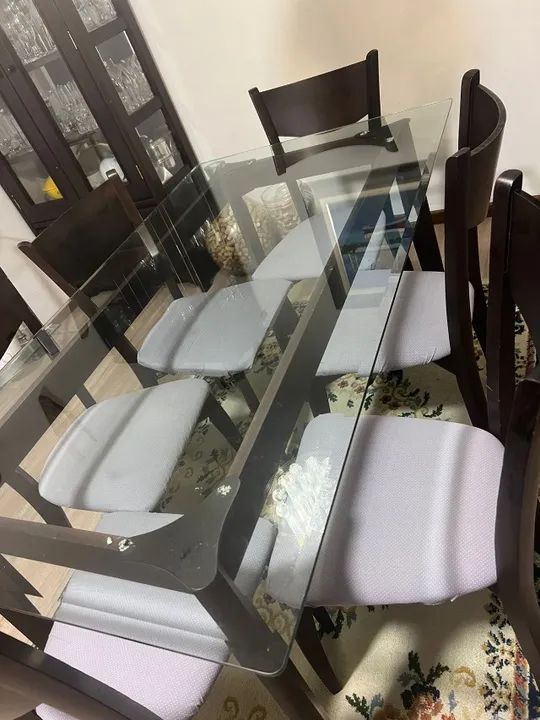 Mesa de Jantar em Madeira Maciça com Tampo de Vidro - 6 Lugares - com 4 cadeiras - Foto 3