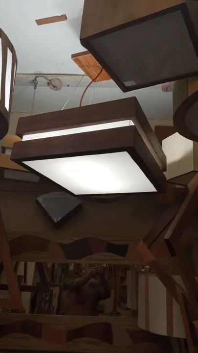 Lustre moderno de madeira ipe 