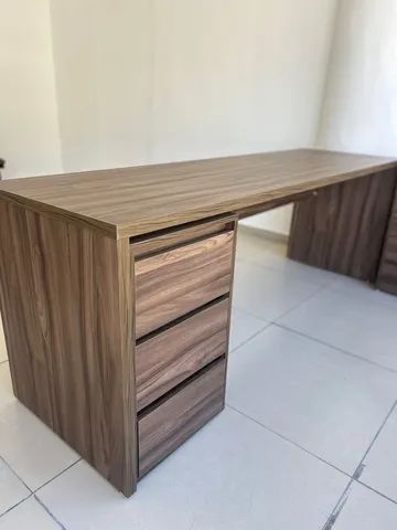 Mesa reta e gaveteiro 