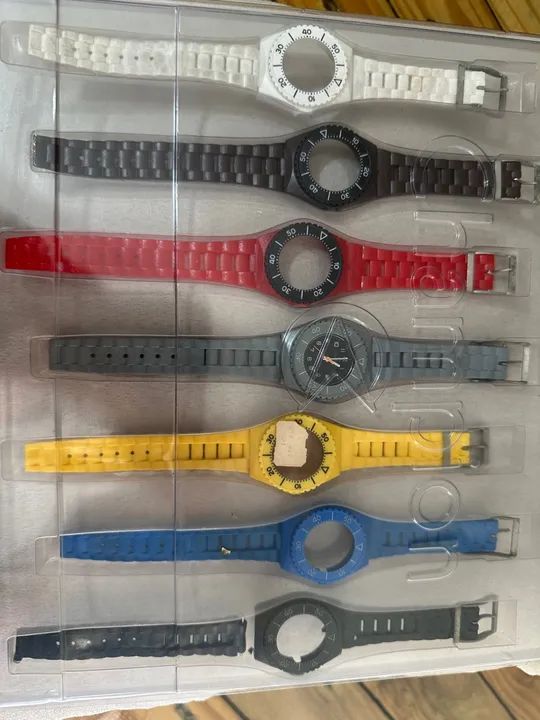 Relógio CHAMPION c/ pulseiras coloridas e algumas já quebradiças 