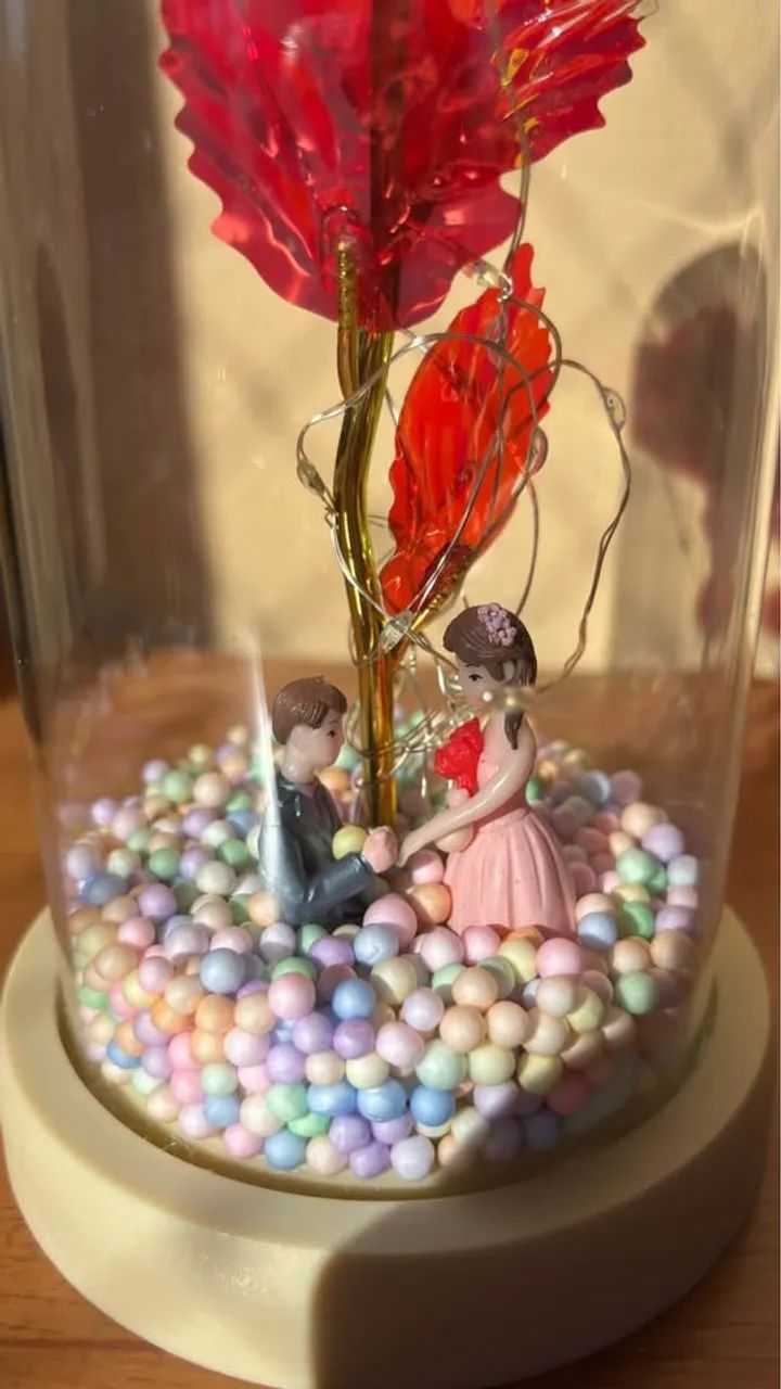 Luminária  Flor Vermelha com Casal Enchanted Galaxy Rose com Fairy Lights na Cúpula 20cm