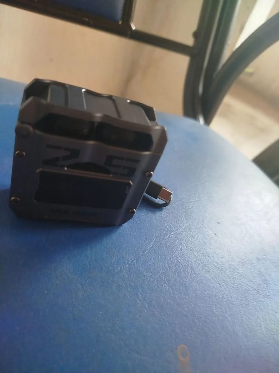 Elegante fones de ouvidos e carregador portátil 2 em 1 bem prático e útil no dia a dia.