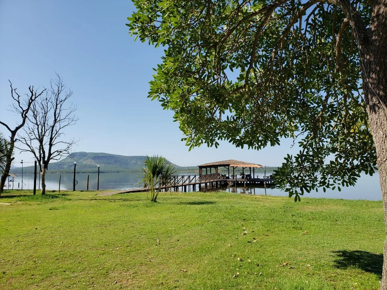 Vendo Chácara à Beira Lago, com 23,40m de frente lago.