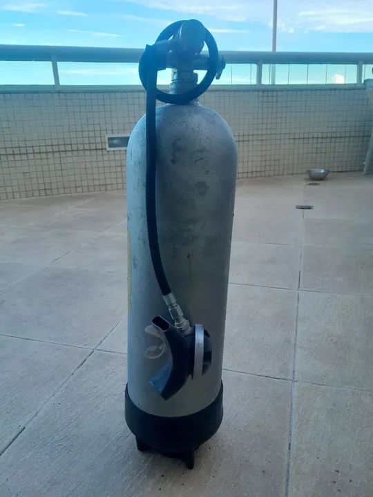 Tanque de oxigênio para mergulho esportivo