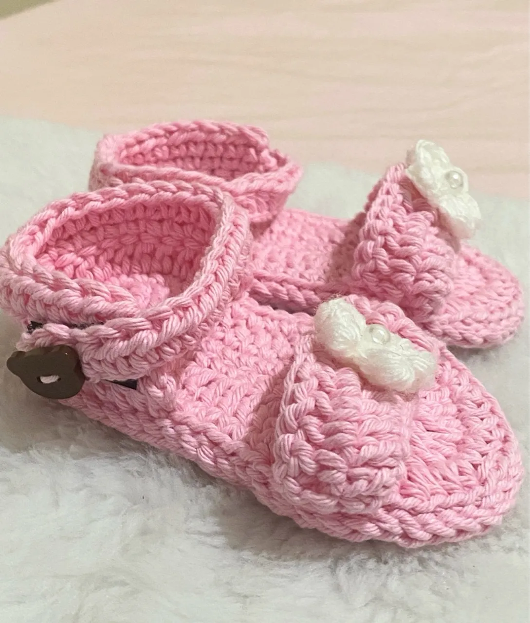 Sapatinhos de crochê rosa para bebê