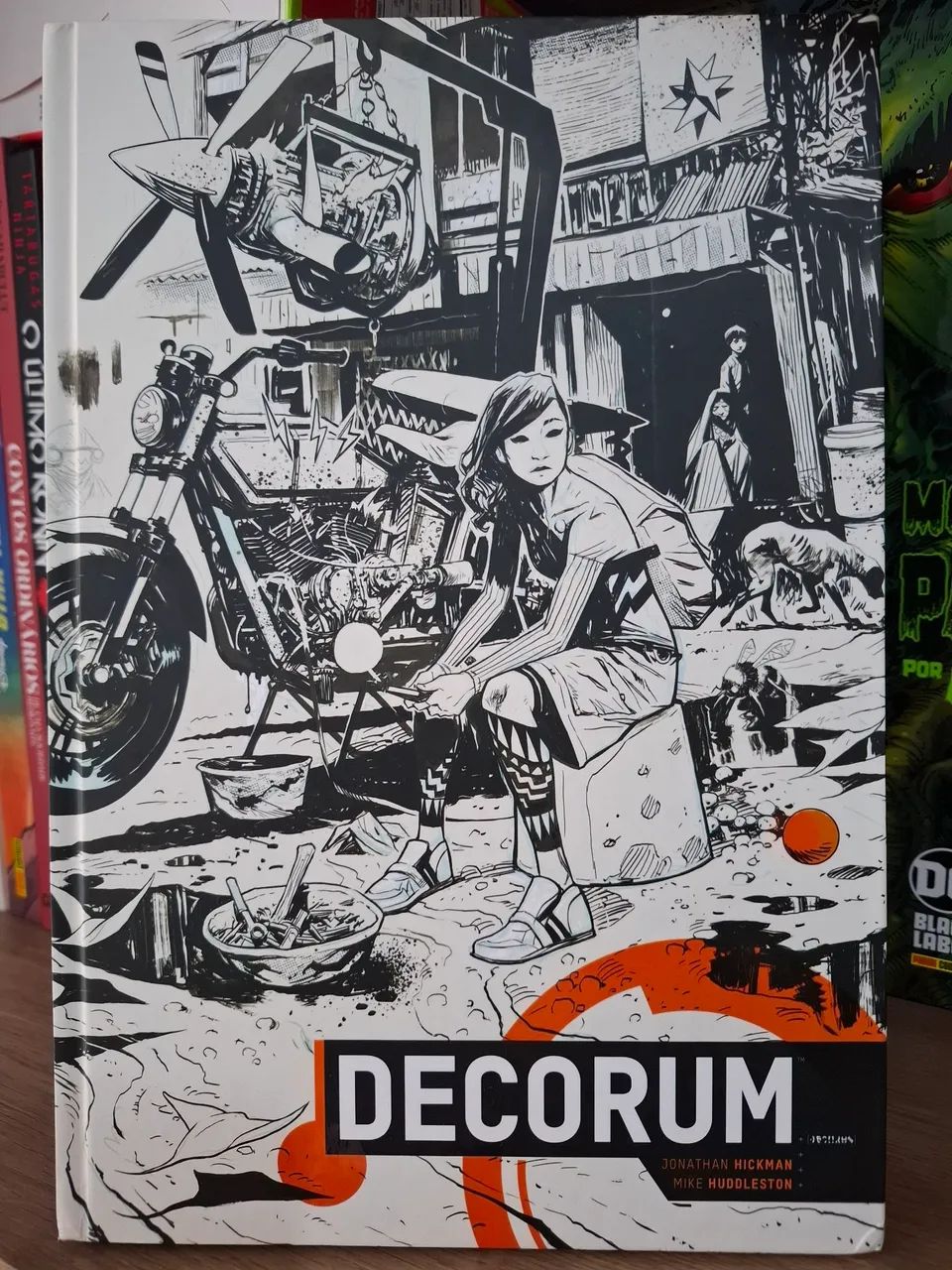 Decorum - Jonathan Hickman e Mike Huddleston