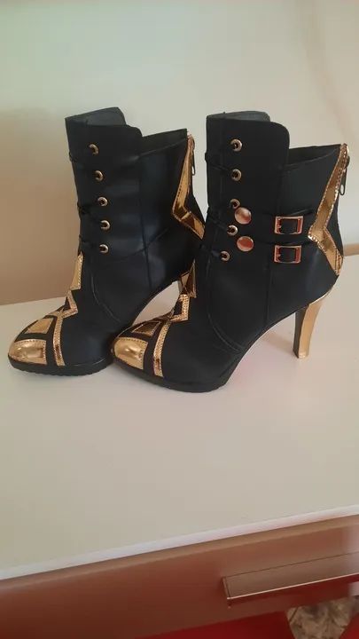 Botas pretas com detalhes dourados