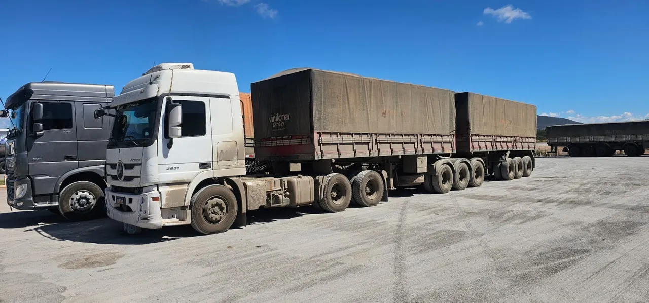 Mercedes Actros 2651 6x4 2019 + Rodotrem Guerra 2003 veículo trabalhando
