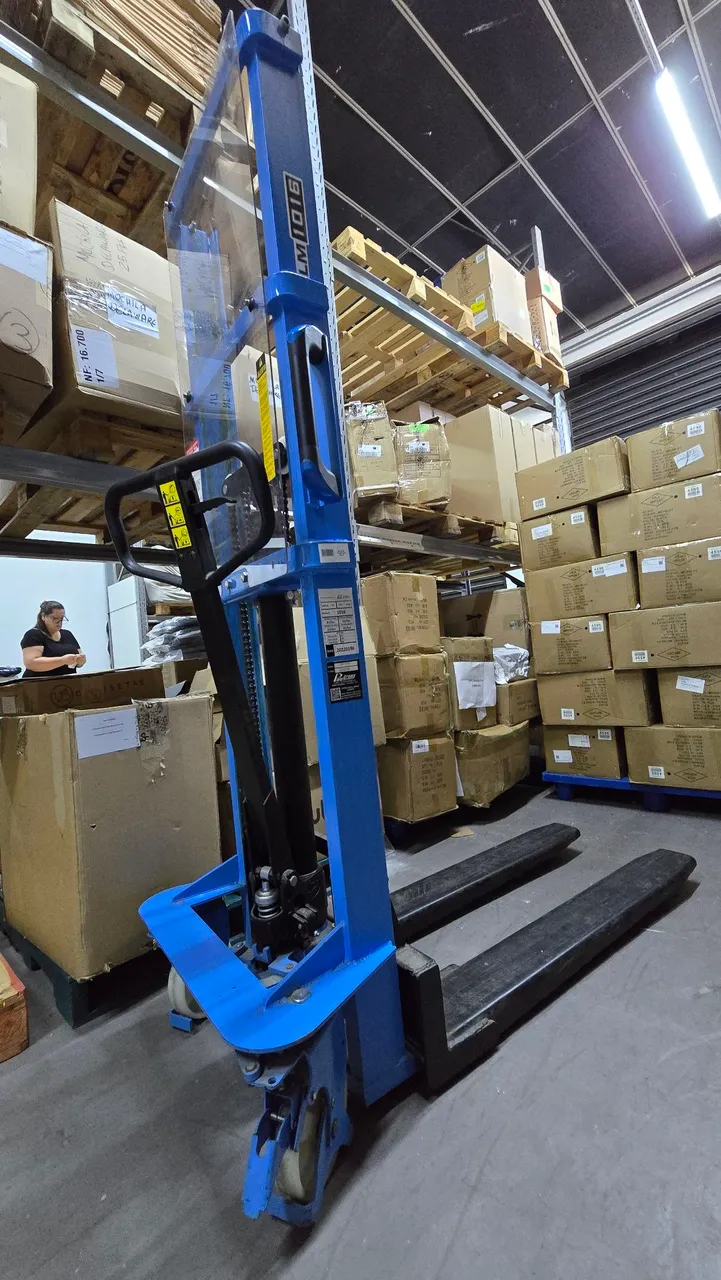 Empilhadeira Manual Paletrans LM1016 Capacidade até 1000kg Elevação até 1,60 mtrs
