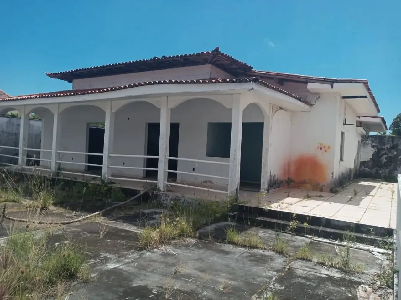 Alugo casa na avenida Sambaquis no calhau