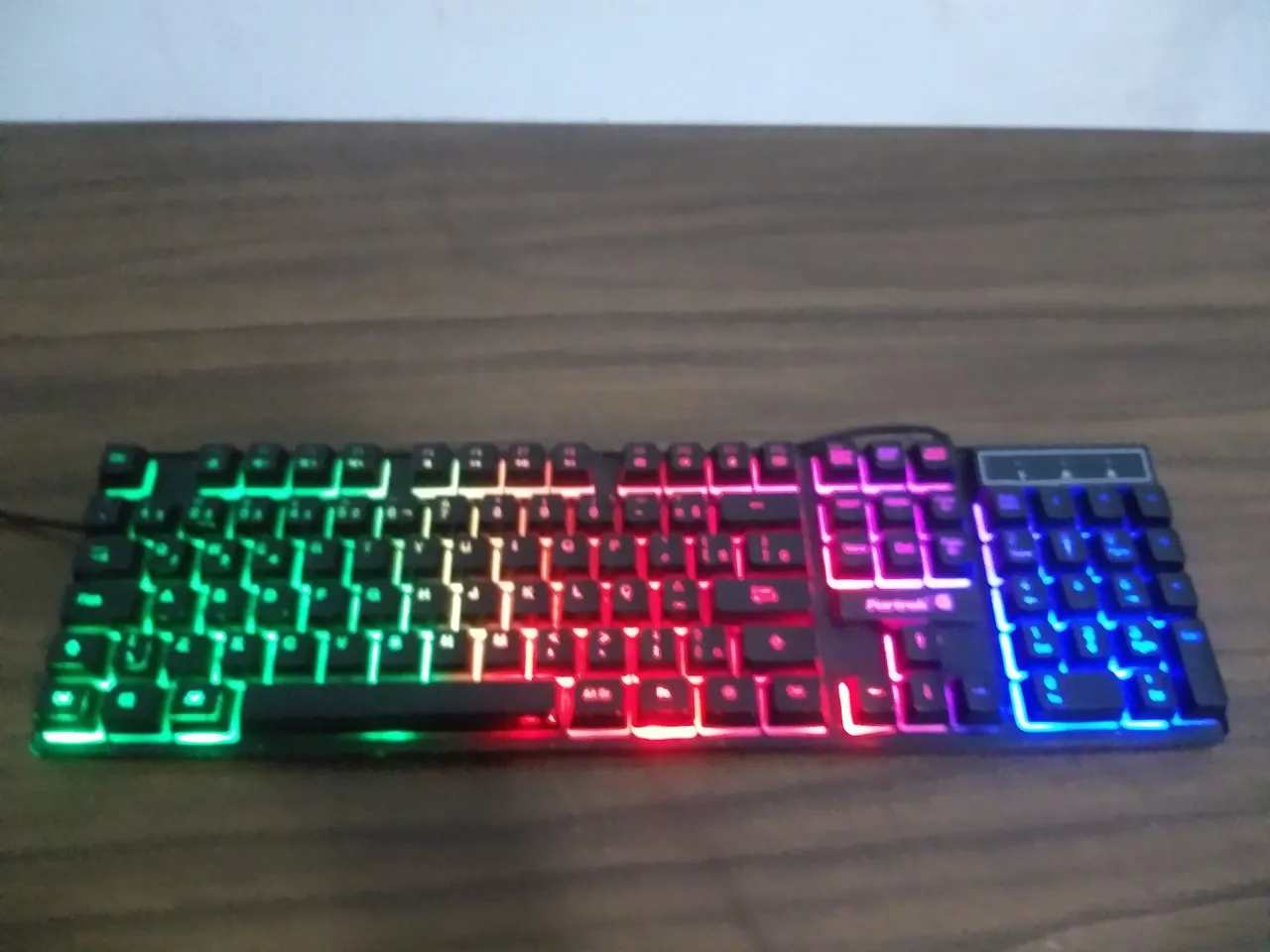 Teclado Gamer com Iluminação RGB - Perfeito para Jogos!