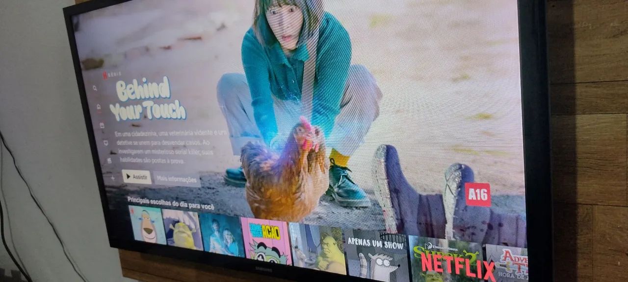 Vendo uma TV smart 32 polegadas da Samsung completa wi-fi Netflix YouTube pezinho controle - Foto 2