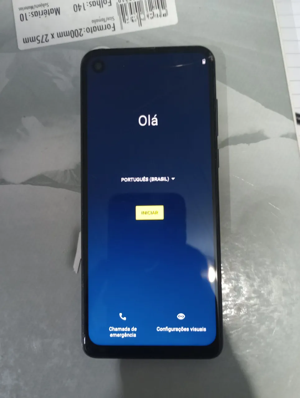 Motorola one com um pequeno trinco perto da câmera frontal.