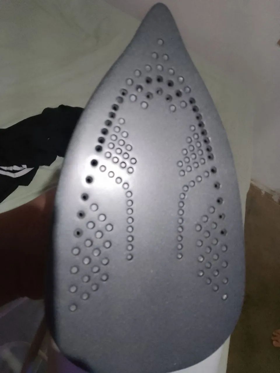 Ferro de Passar Roupa com Base Antiaderente