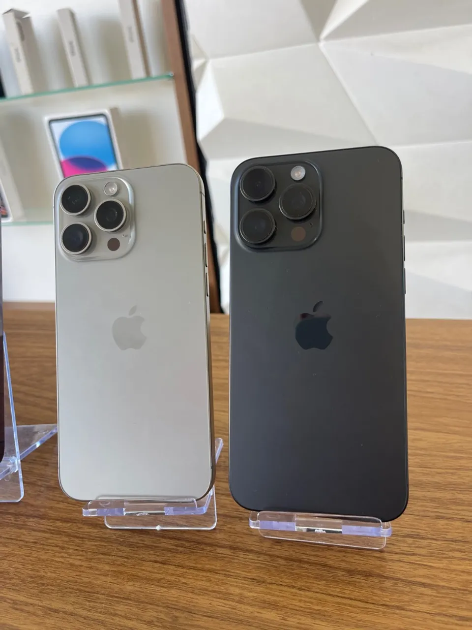iPhone 15 pro Max preto e natural
